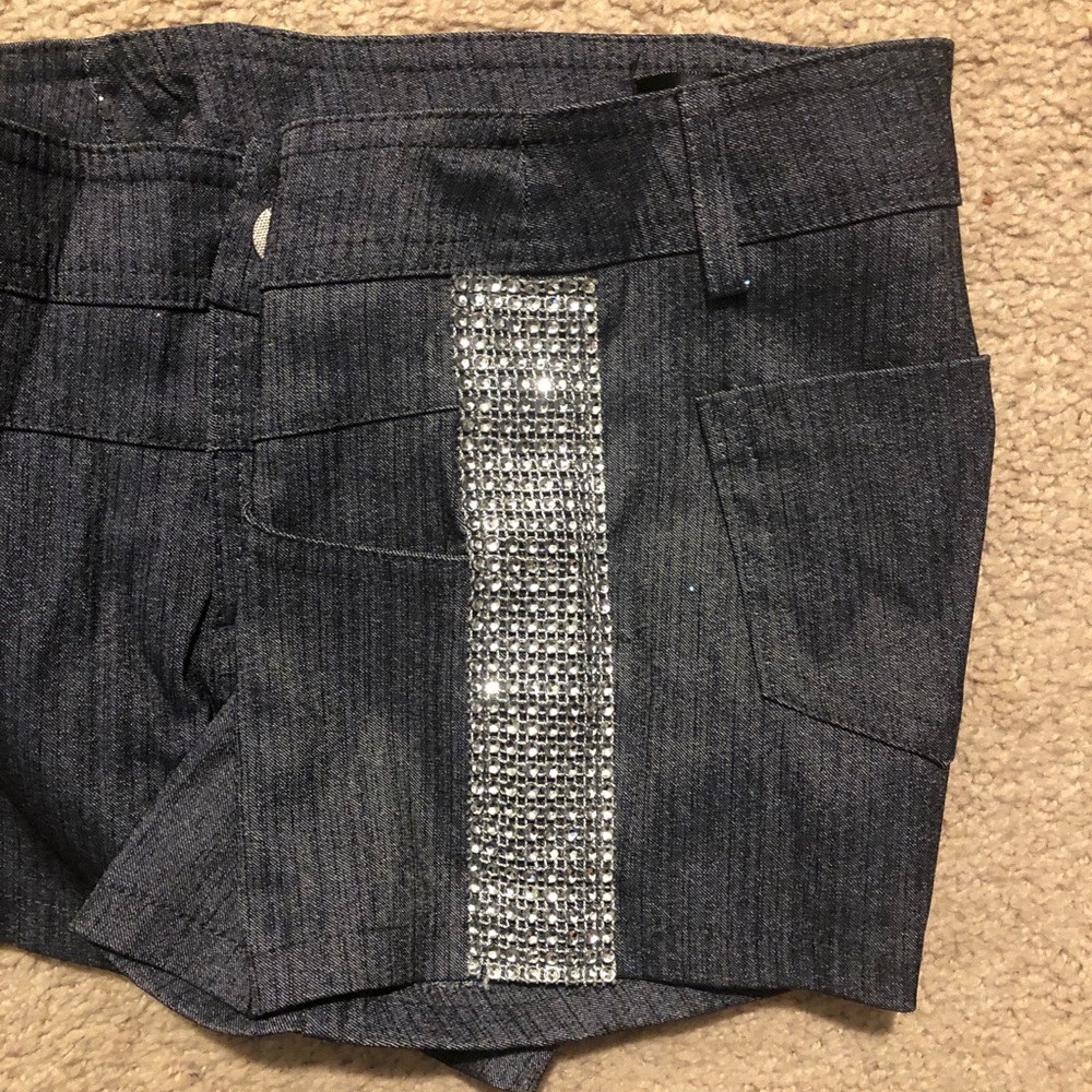 Low Rise Stretchy Shorts - Picture 3 of 3